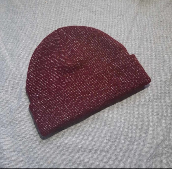 🧶Bonnet en tricot bordeaux à détails argentés – Taille Unique • Storytelling - photo numéro 3