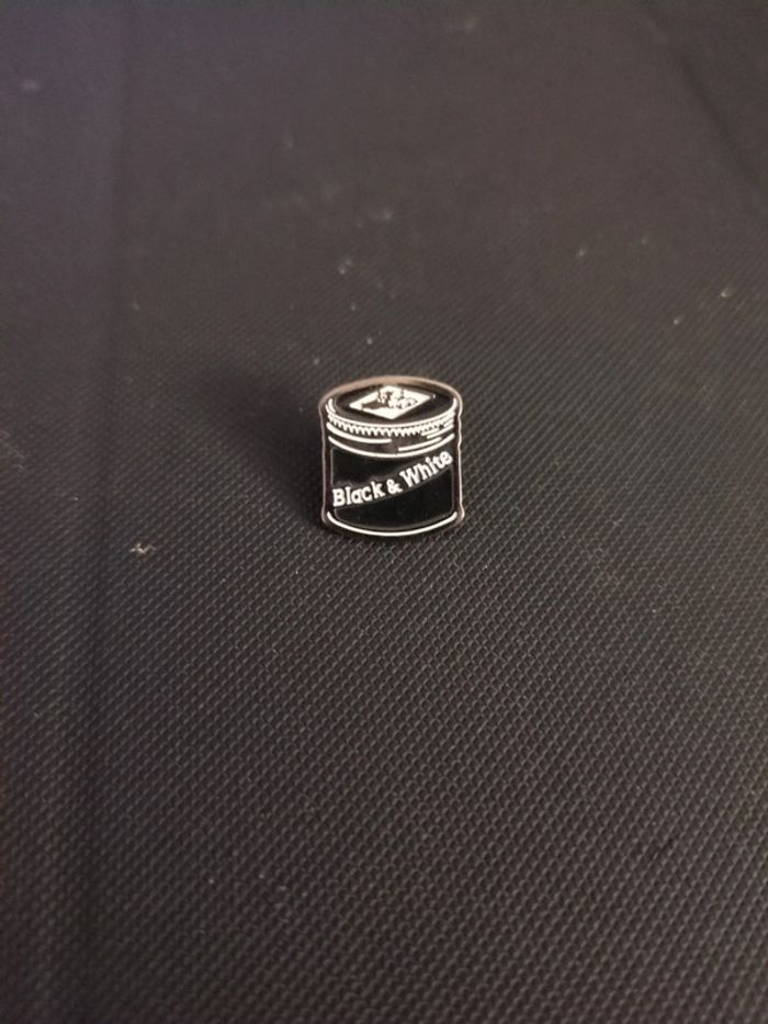 Pin's Boîte whisky Black and White