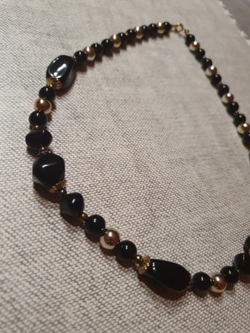 Collier noir et or