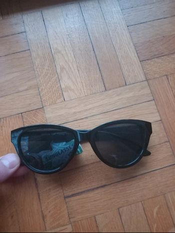 Lunettes de soleil noirs cat 3 neufs avec étiquette