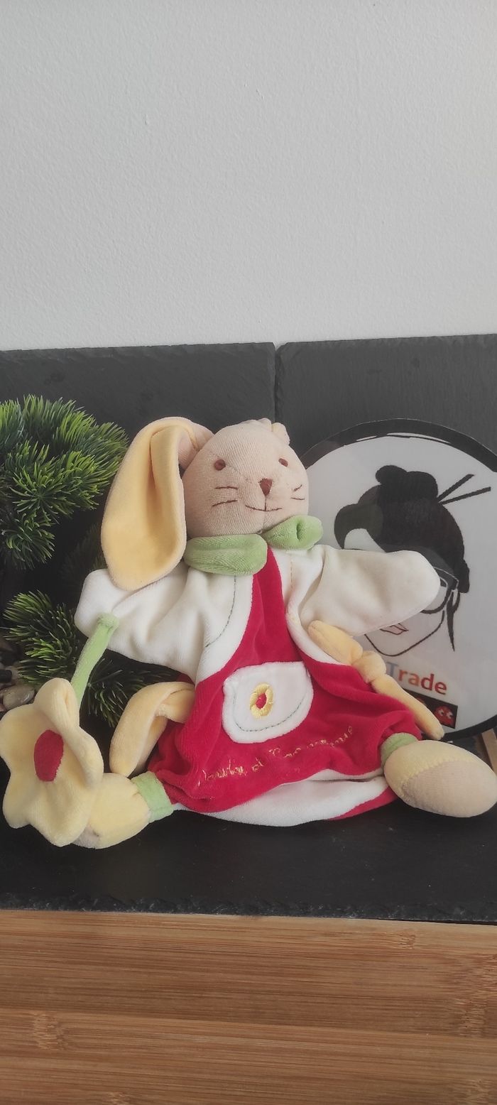 Doudou et compagnie marionnette lapin fleur pâquerette rouge marron vert jaune