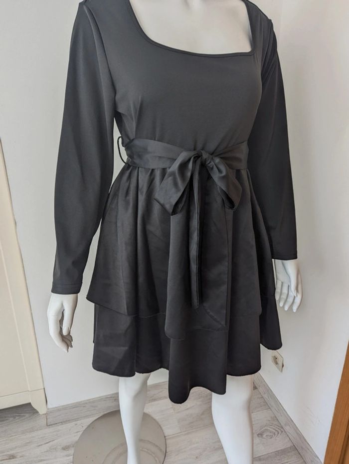 Belle robe noire taille 46 manches longues satiné - photo numéro 2