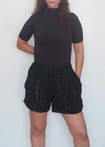 Short fluide noir pailleté taille 46