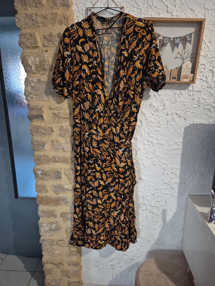 Magnifique robe longue portefeuille avec volants sur le bas de la jupe Kiabi taille 50