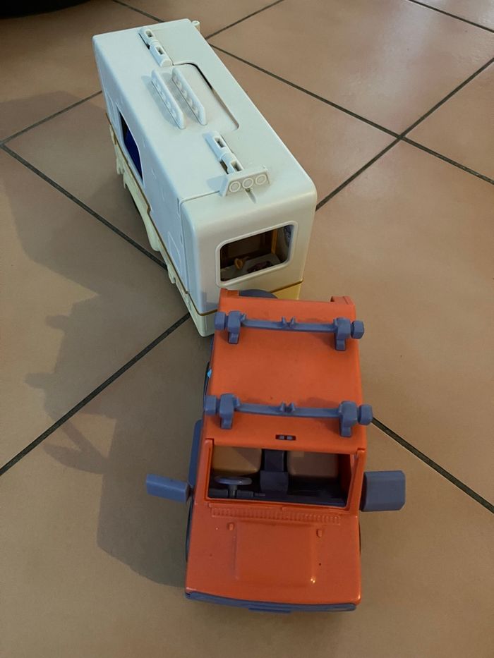 Voiture familiale avec caravane de bluey - photo numéro 2