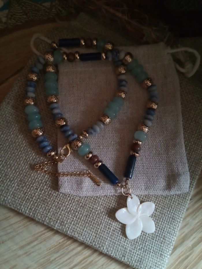 Collier en pierres naturelles fleur nac'rée