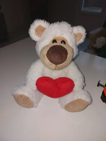 Peluche nounours au cœur rouge