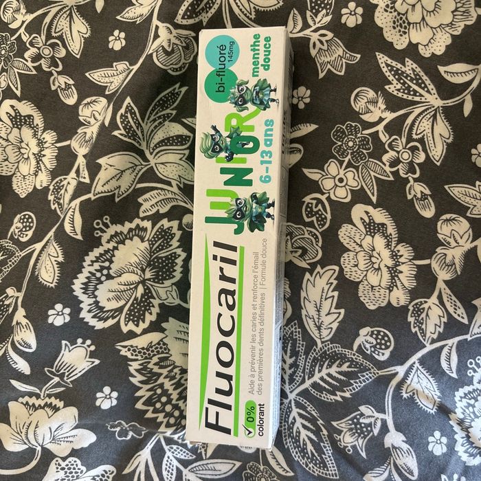 Lot de produits dentaires, enfants bosse à dent et dentifrice - photo numéro 2