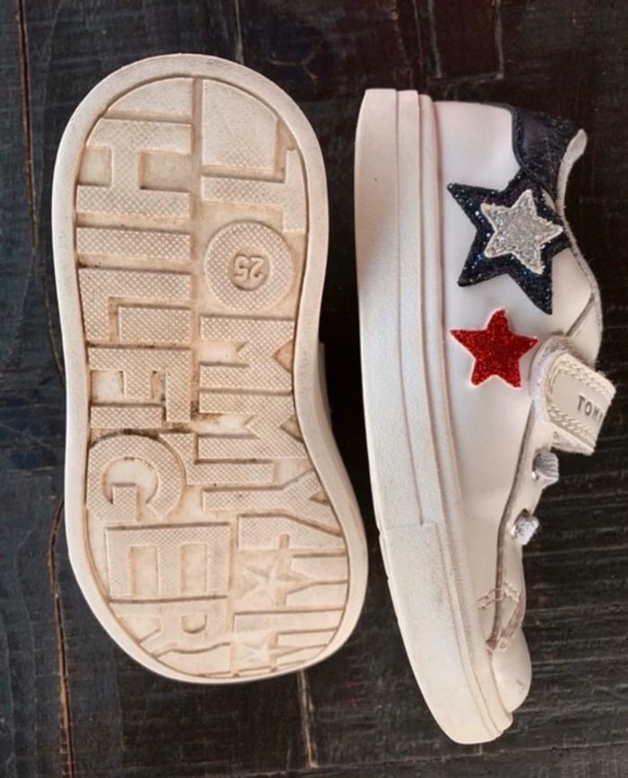 Basket tommy Hilfiger 25 à scratch  usé sur le devant - photo numéro 2