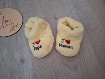 Petits chaussons naissance jaunes