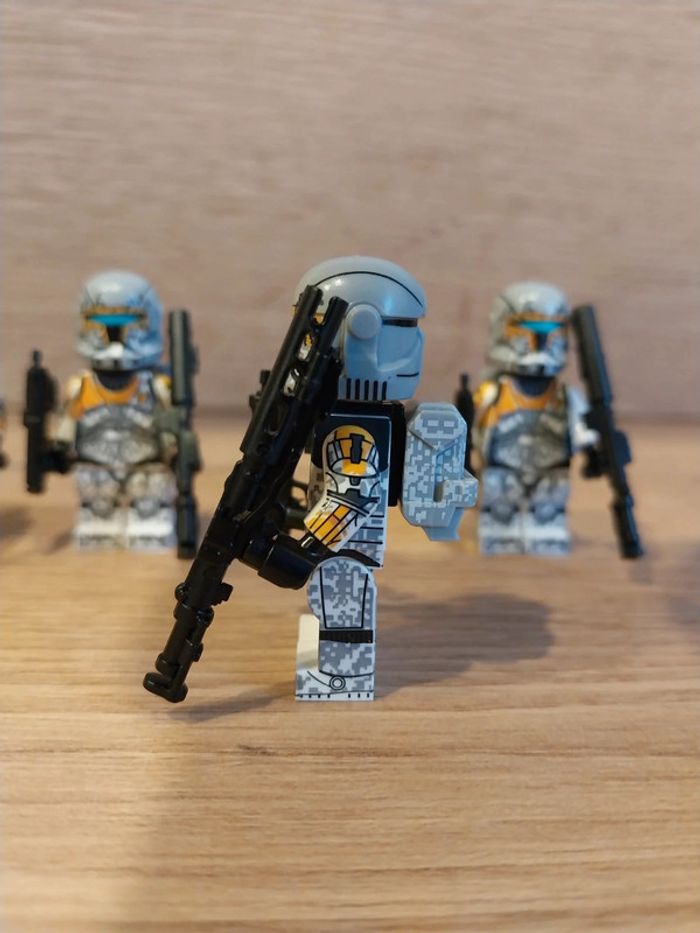 Figurines type lego 4 clones gris et jaune star wars - photo numéro 3