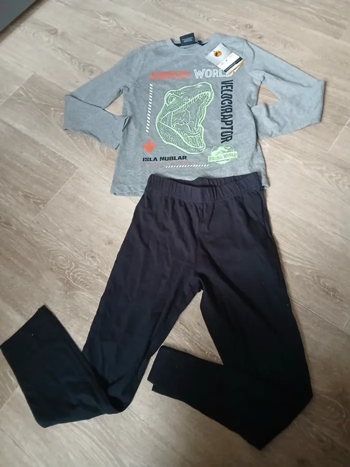 Pyjama neuf jurassic world 8 ans - photo numéro 3