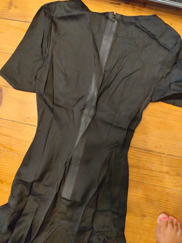 Robe noire chic H&M 38 bas évasée longueur midi - photo numéro 5