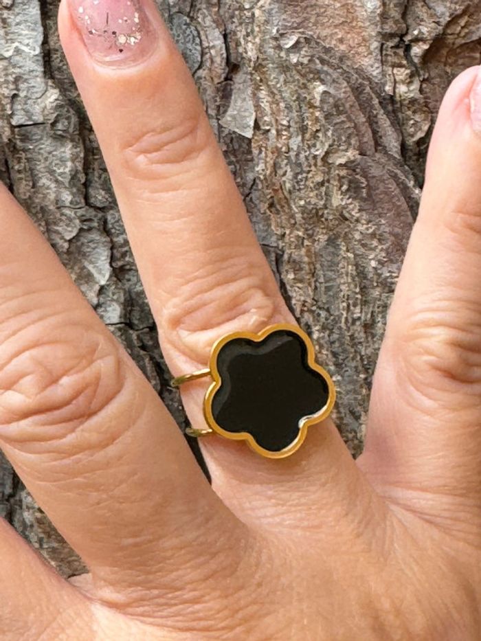 Bague gris trèfle résine noire et acier inoxydable or réglable