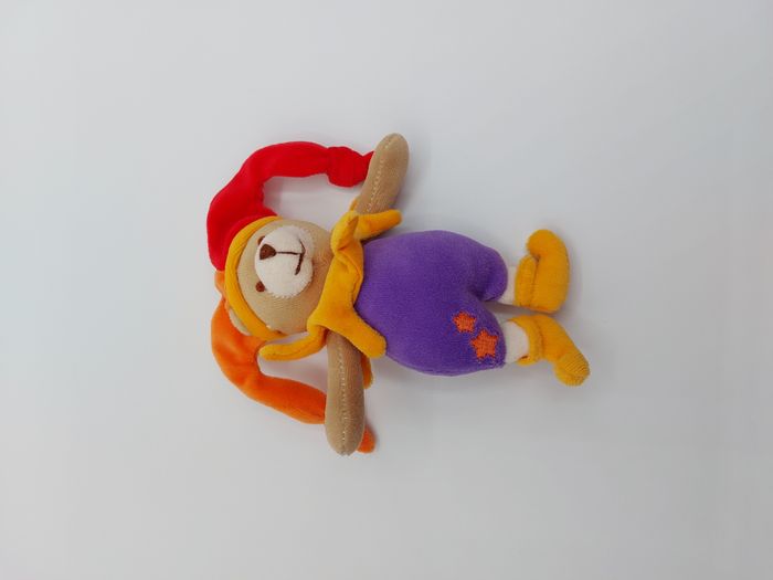 Peluche doudou ours lutin mauve jaune rouge orange beige grelot attache 17 cm