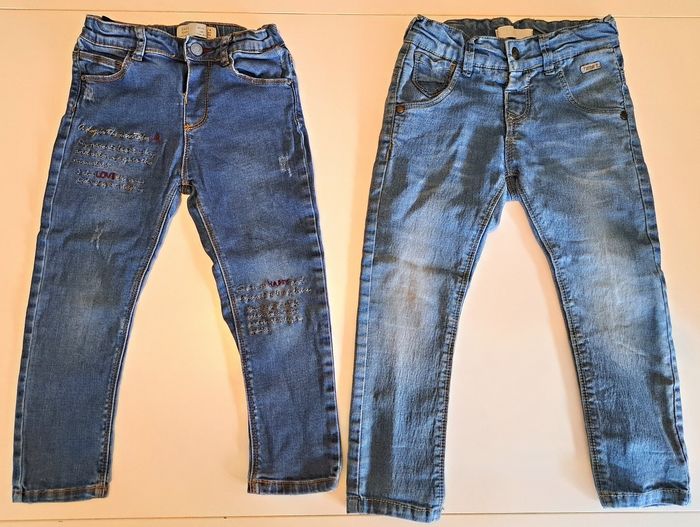 Lot de 2 jeans fille 4 ans TBE - photo numéro 2