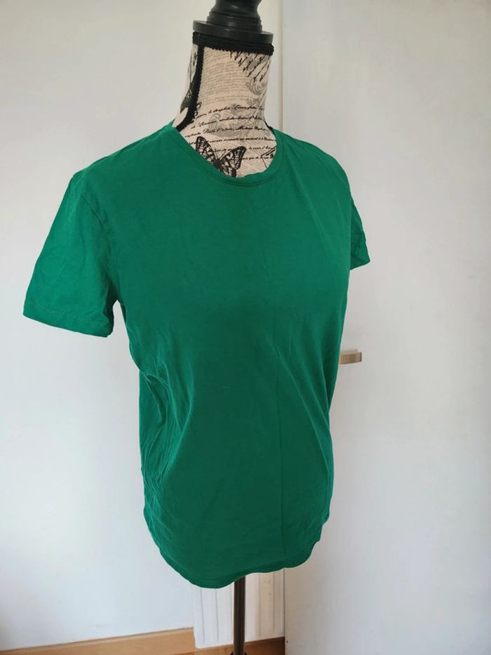 Tee Shirt Basic vert de chez Stradivarius et de taille 42