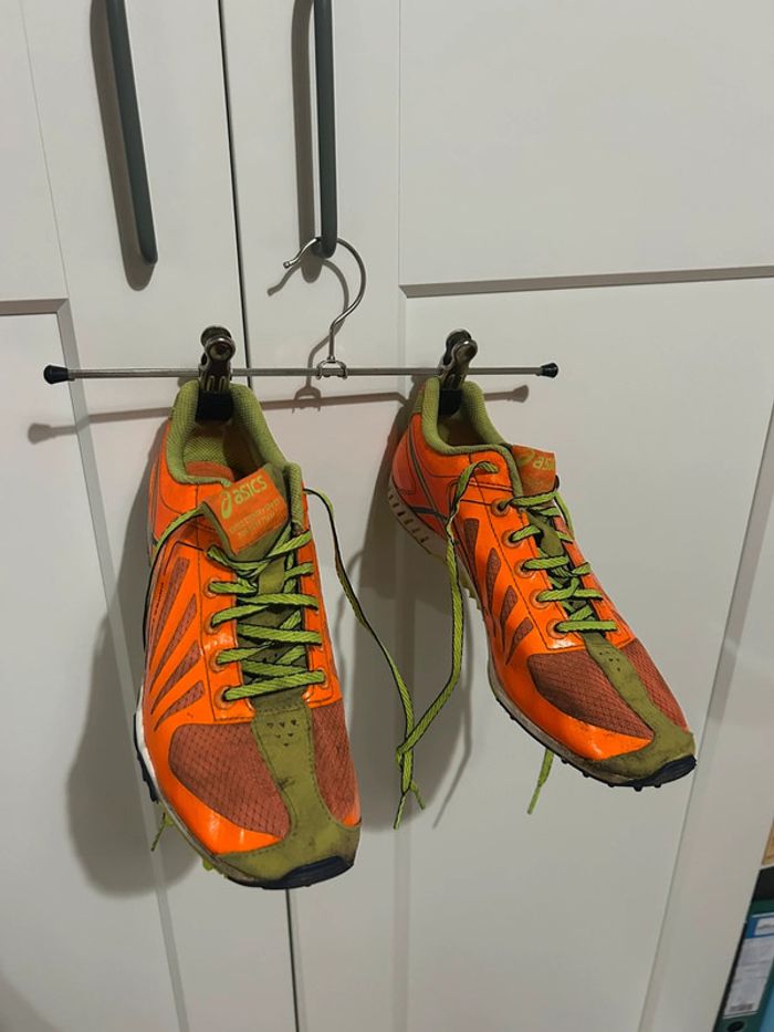 604 – Pointes d’athlétisme Asics oranges et vert-citron