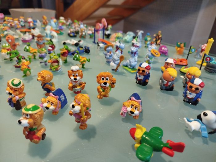 Gros lot de + 300 figurines et accessoires KINDER (années 90) - photo numéro 3