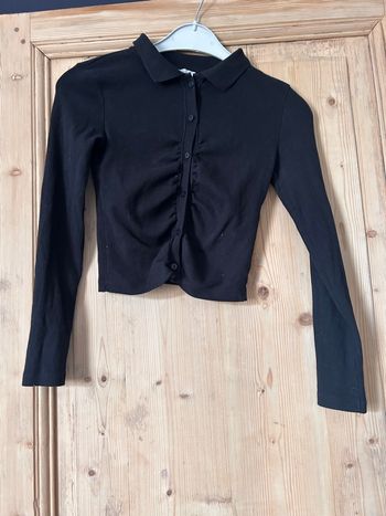 Top noir à manche longue avec  bouton,  zara 