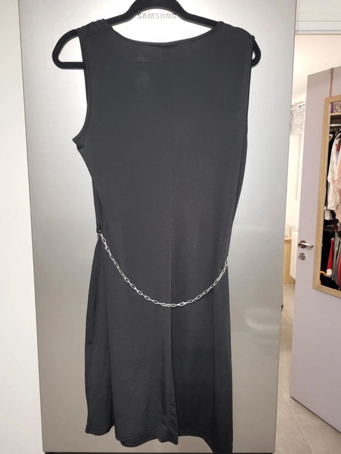 Robe noir ceinture chaîne - photo numéro 3