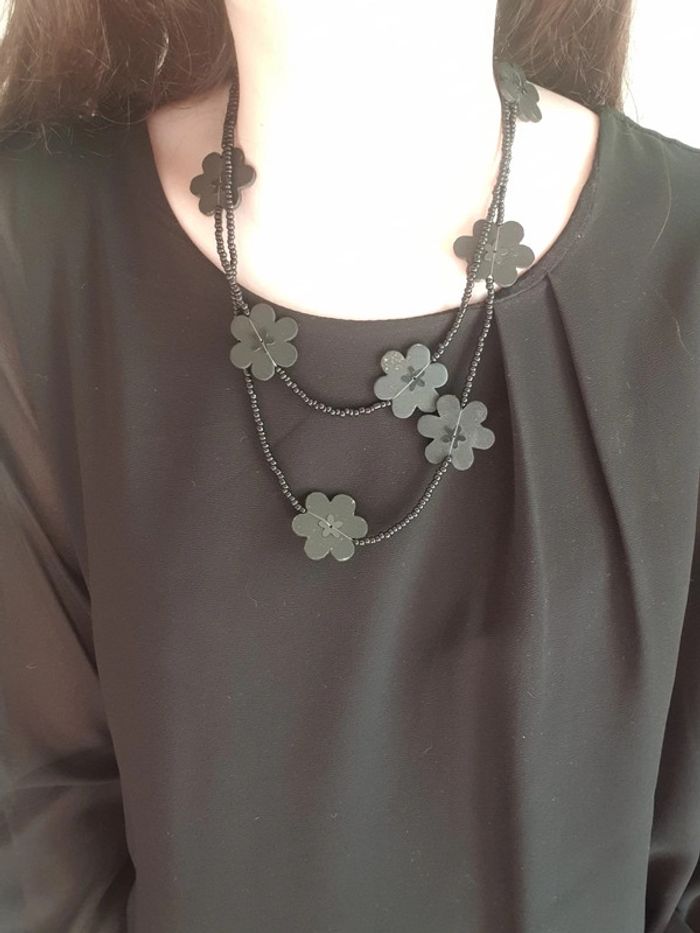 Collier sautoir noir a fleurs