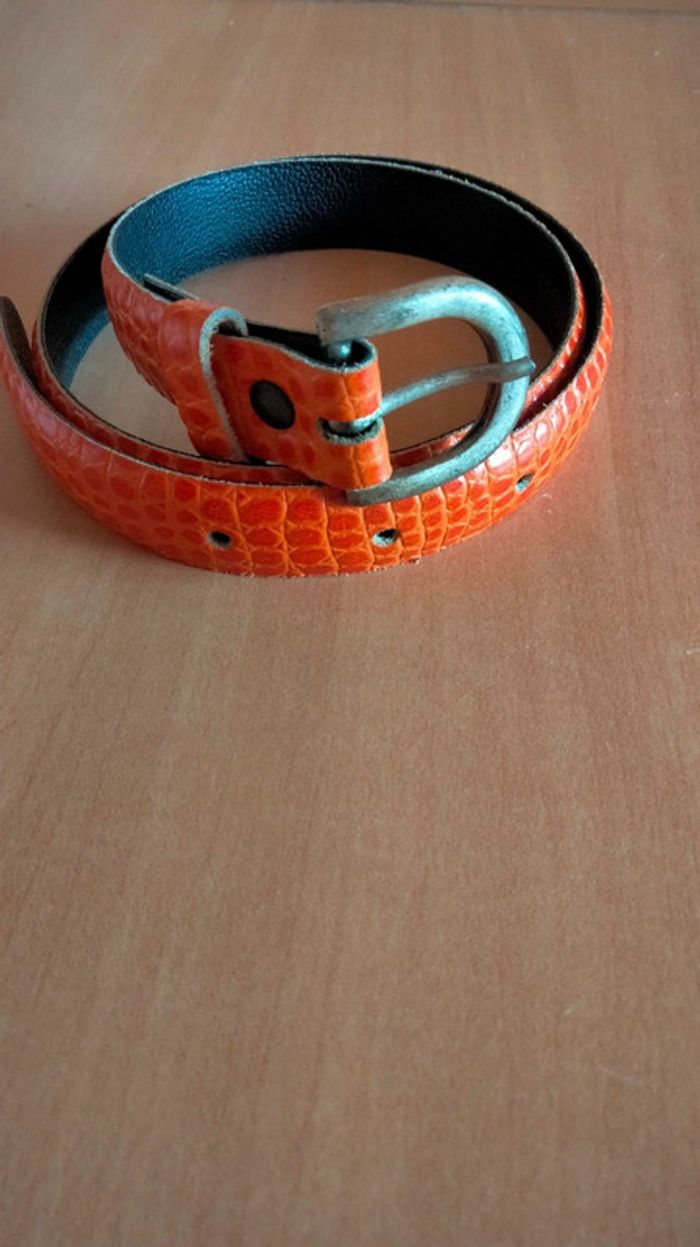 Ceinture en croûte de cuir de vachette imprimé serpent