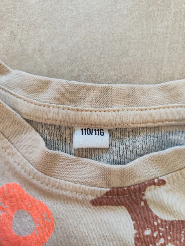 Ensemble short t-shirt c&a 5 ans
T-shirt beige - photo numéro 8