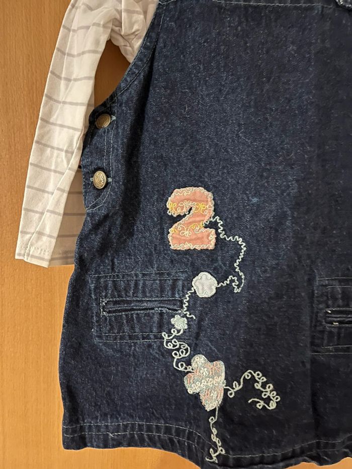 Robe en jeans « 2 » et tee shirt « petits cœurs » taille 2 ans - photo numéro 3