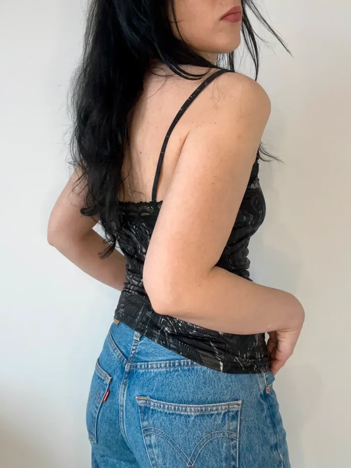 Top noir y2k à motifs et dentelle asymétrique taille S - photo numéro 4