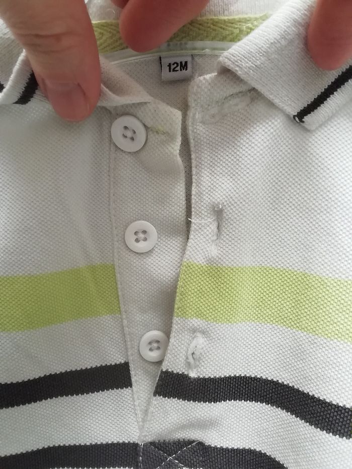 Vends polo garçon blanc rayé gris et vert avec motif sur le devant - photo numéro 3