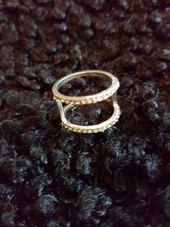 Bague fantaisie argentée et strassée