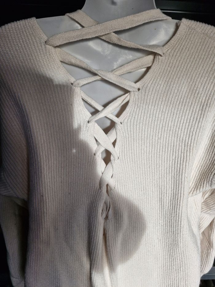 Splendide pull col V à laçage dos - photo numéro 3
