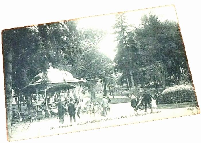 Carte postale ancienne Allevard-les-Bains (Isère) Le Parc - Le Kiosque à musique