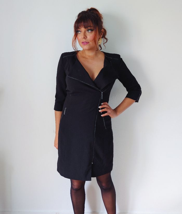 Robe noire saison automne-hiver sobre, classe, moderne Marque Jacqueline Riu Taille 36 S 
Très bon état - photo numéro 2
