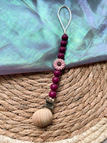 Attache tétine violet betterave à fleur