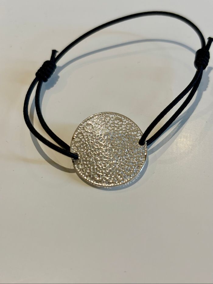 Bracelet élastique argenté avec disque texturé - photo numéro 2