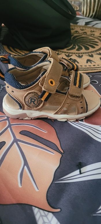 Sandale taille 19/20