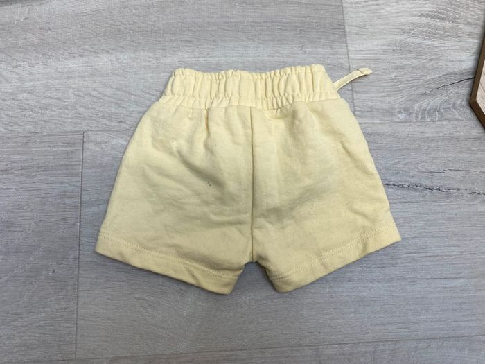 Short jaune clair - photo numéro 2