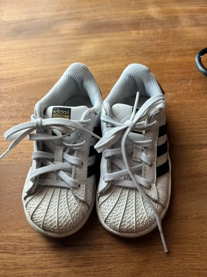 Basket super star taille 25