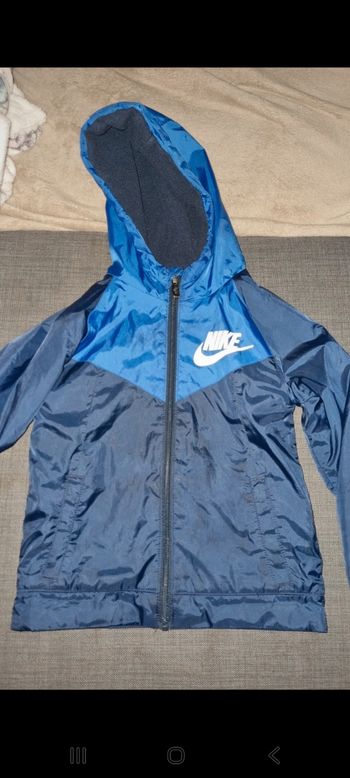 Veste coupe vent polaire nike 4/5 ans en très bon état