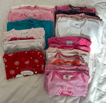 Lot de 21 vêtements fille taille 9 mois
