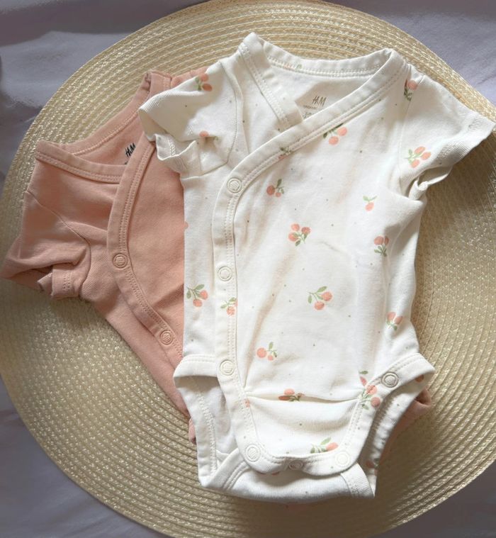 Lot de 2 bodies H&M naissance - 50cm