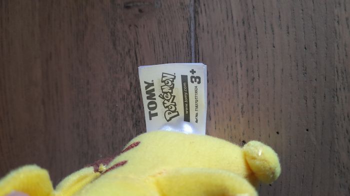 Peluche porte-clés neuve Pikachu Pokemon Tomy 2017 - photo numéro 4