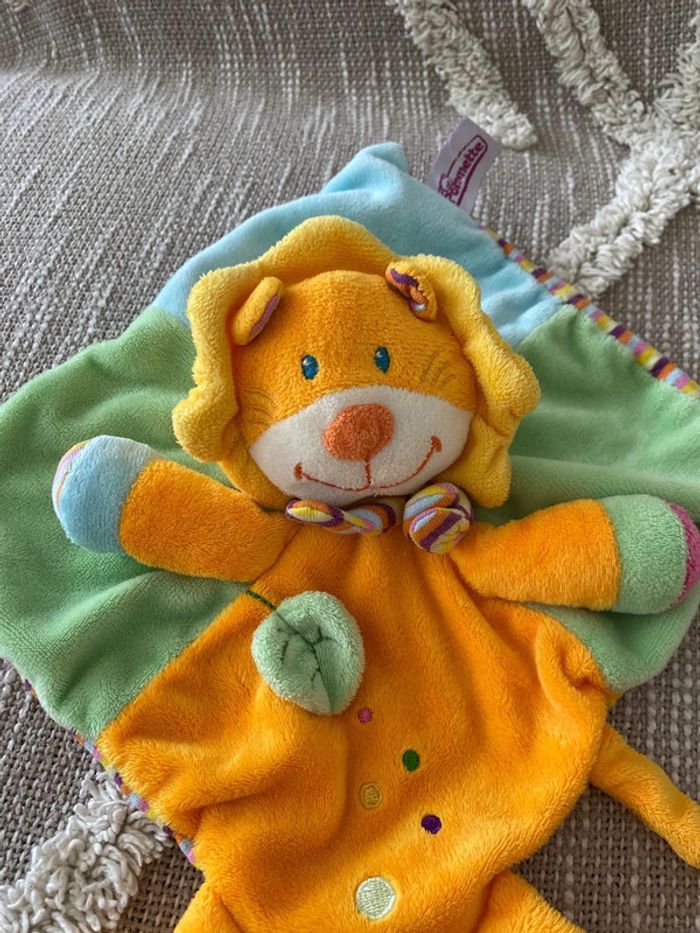 Peluche doudou plat 21cm pommette lion orange et vert très bon état - photo numéro 2