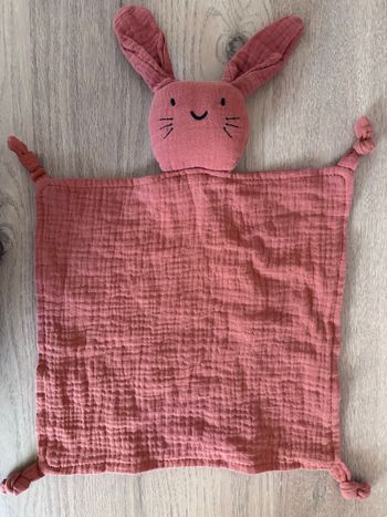 Doudou lapin gaze de coton terracotta neuf