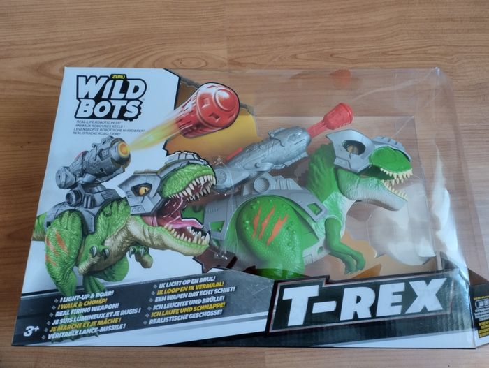 T-Rex qui avance et rugit