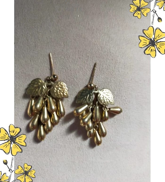 Boucles d'oreilles dorées feuillage & grappes perlées – Style nature bohème