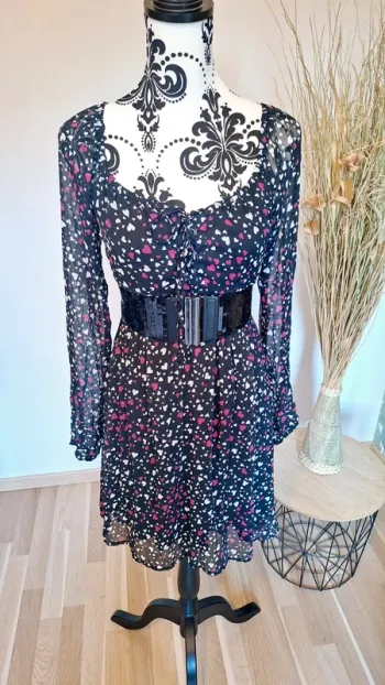 Sublime robe à motif avec décolleté plongeant taille 36 comme neuve
