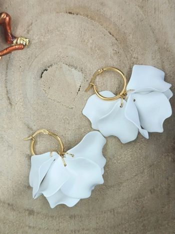 Superbes grosse paire de boucles créoles en acier inoxydable et pétales acryliques